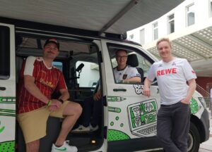 Jan Kus, Marco Zingler und Tim Schneider stehen beim Bulli