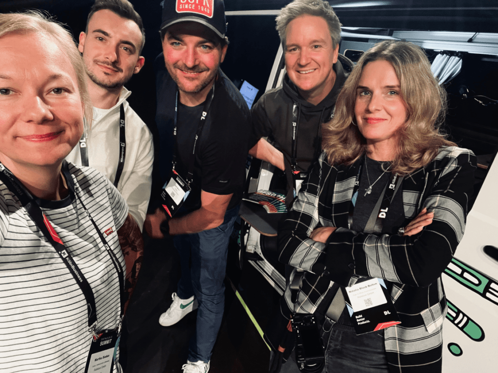 Das Podcast Team von Railslove und Produzent Pascal Lehnert stehen zusammen vor dem Bulli von Railslove.