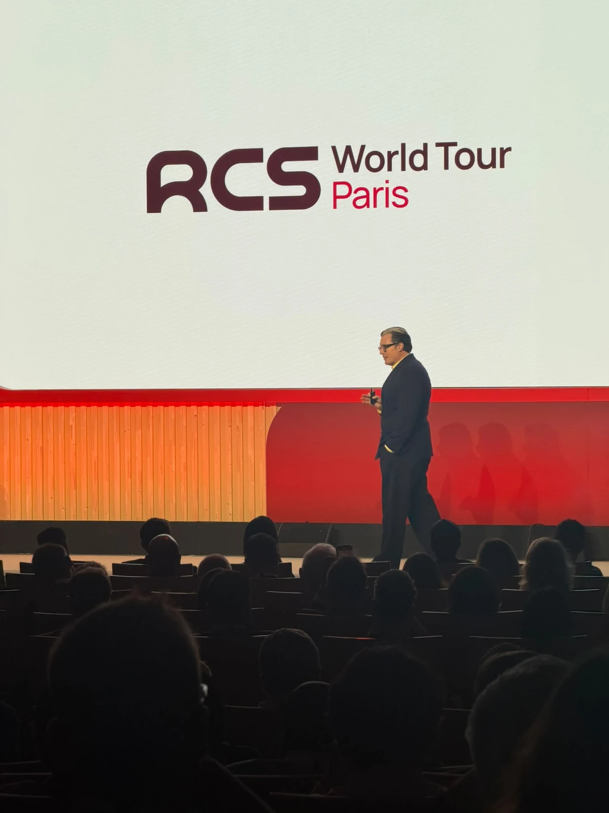 Saal mit Bühne, RCS World Tour Paris auf der Leinwand